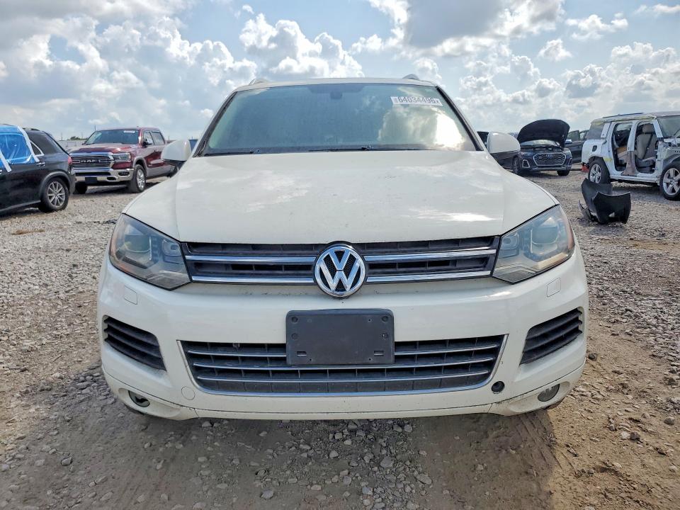 2011 Volkswagen Touareg VIN WVGFF9BP4BD005832 COPART salvage auction — MINOR DENT/SCRATCHES, Tx - Certificate Of Title, sold $3,500 on 2026-08-13 (photo 5)