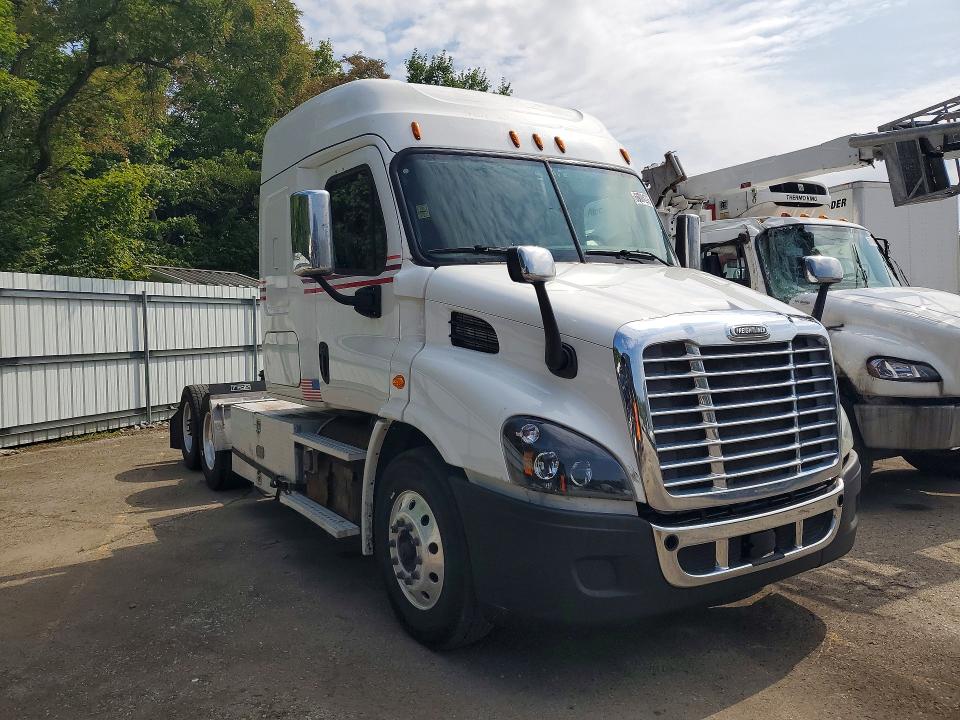 2016 Freightliner Cascadia VIN 3AKJGHDV6GSHC2694 COPART salvage auction — NORMAL WEAR, OH - CERTIFICATE OF TITLE, sold $2,950 on 2026-09-08 (photo 4)