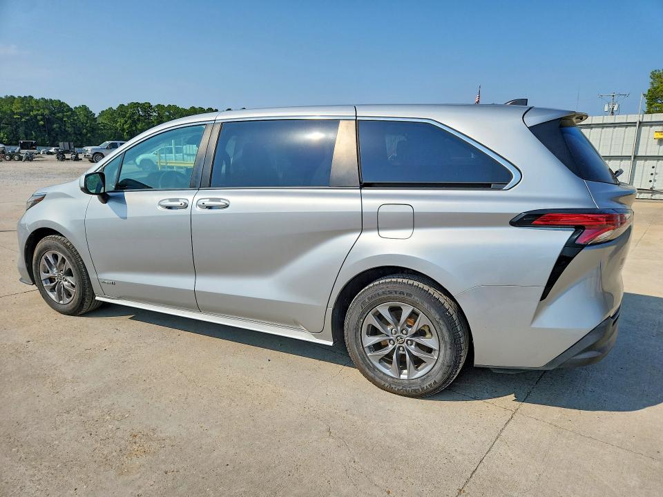 2021 Toyota Sienna VIN 5TDKRKEC7MS051494 COPART salvage auction — MINOR DENT/SCRATCHES, LA - CERTIFICATE OF TITLE, sold $17,600 on 2026-08-20 (photo 2)