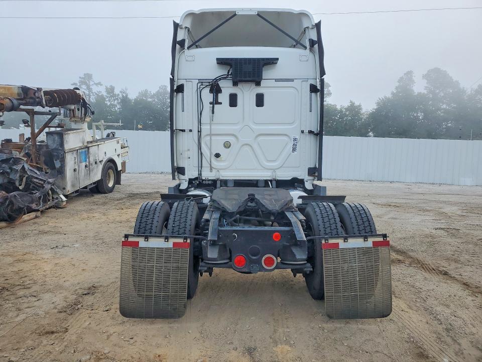 2016 Freightliner Cascadia 125 VIN 1FUBGLDVXGLHB4181 COPART salvage auction — MECHANICAL, FL - CERTIFICATE OF TITLE, sold $1,300 on 2026-09-25 (photo 6)