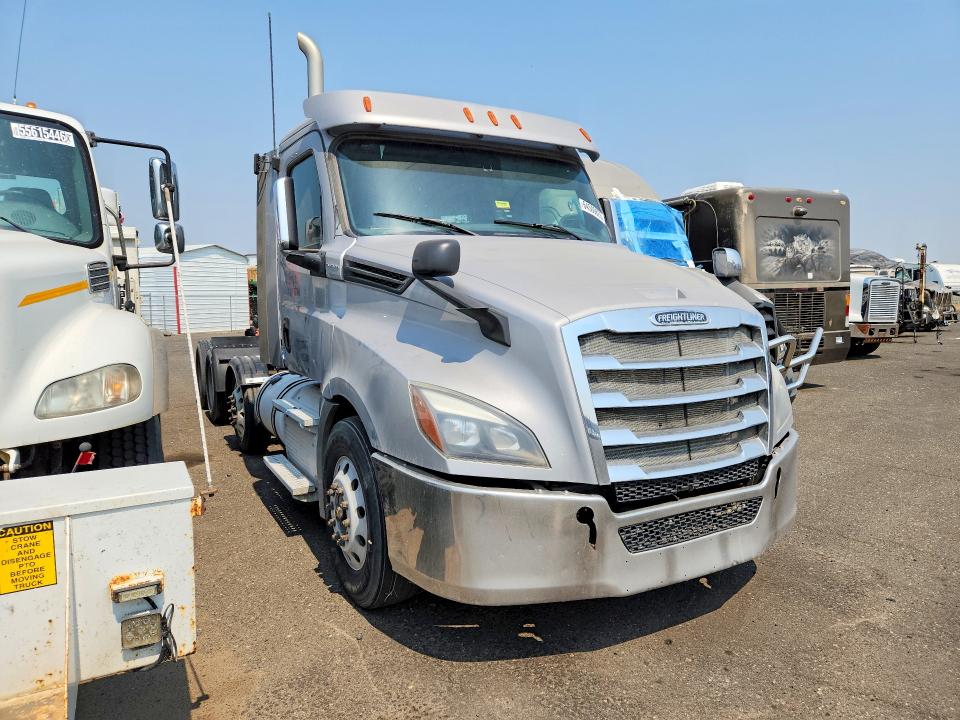 2018 Freightliner All other VIN 3AKNHLDRXJSJU2569 COPART salvage auction — MECHANICAL, WA - VEHICLE CERT OF OWNERSHIP-TITL, sold $10,000 on 2026-09-11 (photo 4)