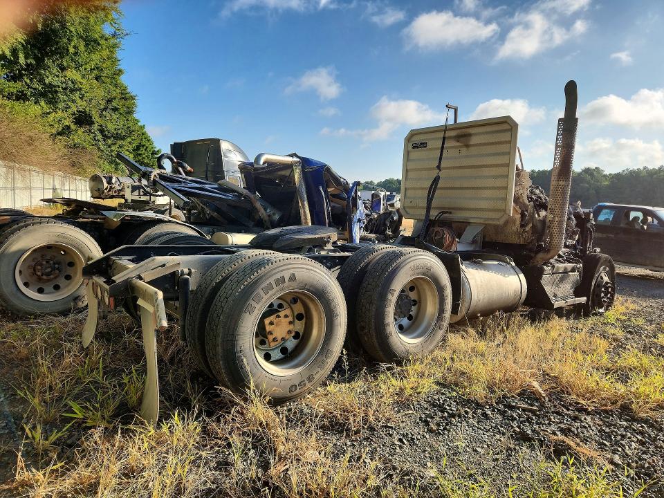 2020 Kenworth T680 VIN 1XKYDP9X9LJ359009 COPART salvage auction — BURN, LA - CERT OF TITLE-SALVAGE, sold $400 on 2026-10-08 (photo 3)