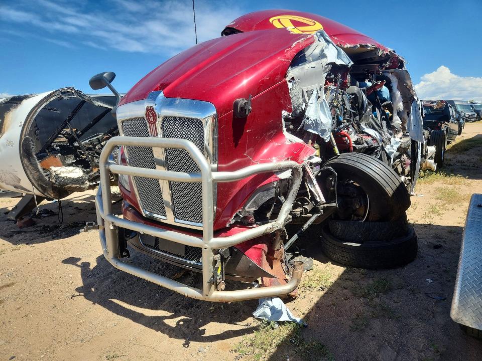 2027 Kenworth T680 VIN 1XKYD49X6VJ238648 — COPART salvage auction photo