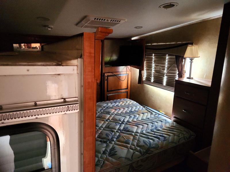 2011 Jayco Eagle VIN 1UJCJ0BU7B1LC0063 COPART salvage auction — ROLLOVER, IL - SALVAGE CERTIFICATE, sold $10 on 2026-09-04 (photo 5)