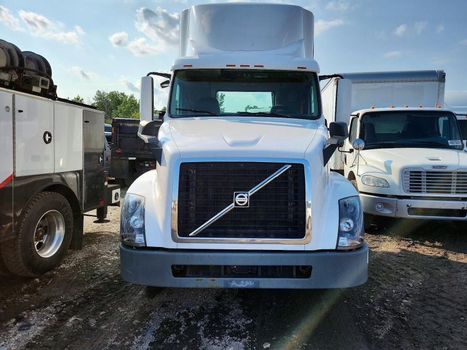 2016 Volvo Vn VIN 4V4N39TG5GN965643 COPART salvage auction — NORMAL WEAR, IN - CERTIFICATE OF TITLE, sold $5,000 on 2026-08-18 (photo 5)