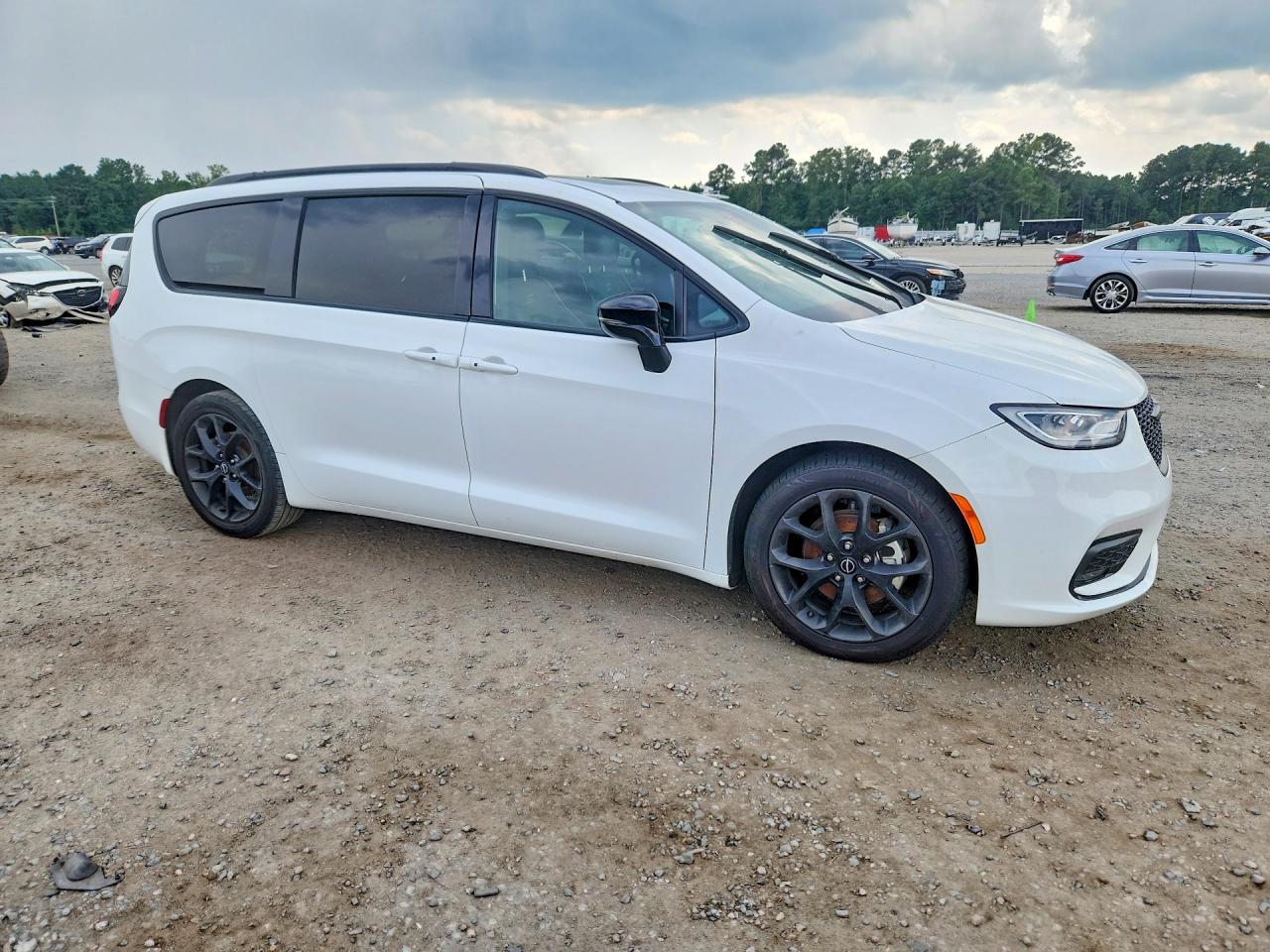 2025 Chrysler Pacifica VIN 2C4RC1GG7SR570125 COPART salvage auction — Minor Dent/Scratches, FL - CERT OF TITLE-SLVG REBLD FLOOD, sold $16,100 on 2026-09-09 (photo 4)