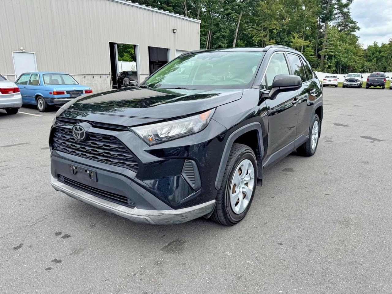 2019 Toyota RAV4 VIN JTMF1RFV2KD047590 — COPART salvage auction photo