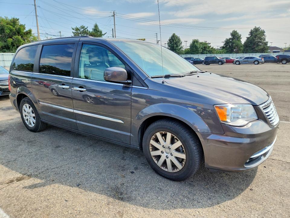 2016 Chrysler Voyager VIN 2C4RC1BG4GR247052 COPART salvage auction — MINOR DENT/SCRATCHES, OH - CERTIFICATE OF TITLE, sold $900 on 2026-09-08 (photo 4)