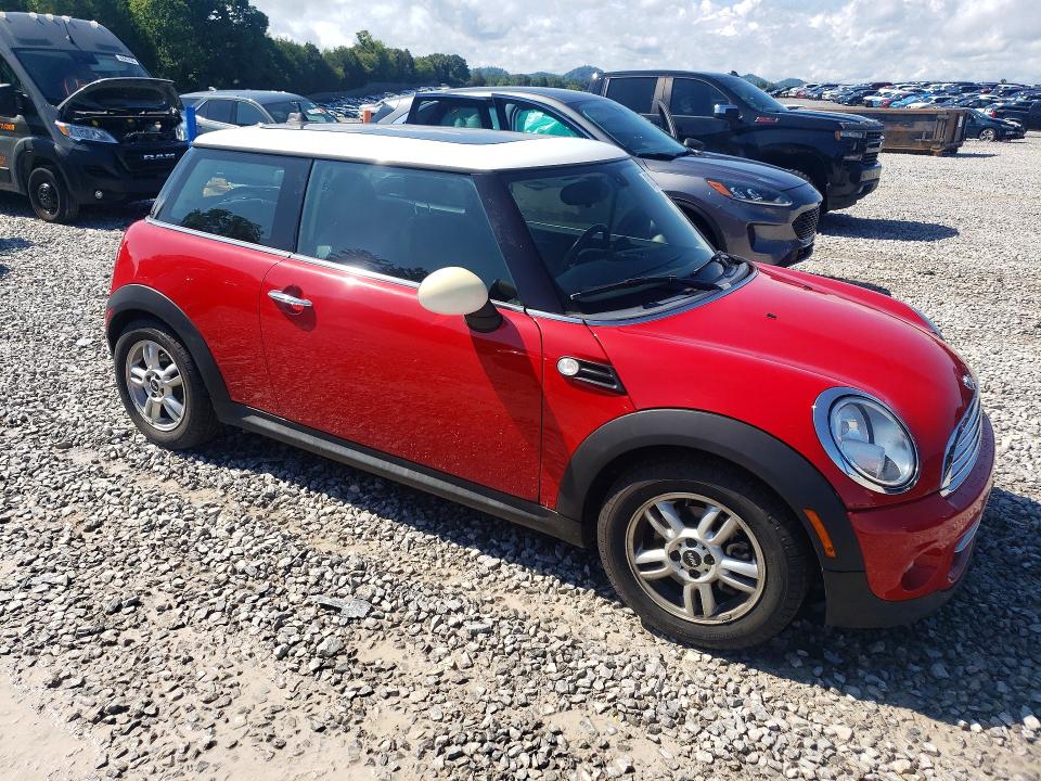 2013 Min Cooper VIN WMWSU3C5XDT375708 COPART salvage auction — MINOR DENT/SCRATCHES, TN - CERTIFICATE OF TITLE, sold $500 on 2026-08-11 (photo 4)