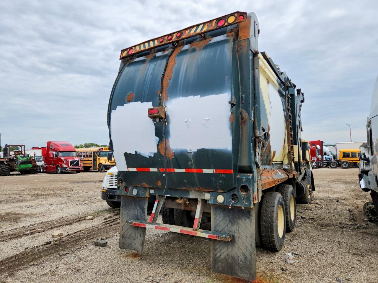 2007 Mack Leu613 VIN 1M2AC08C27M014460 COPART salvage auction — Side, FL - CERTIFICATE OF DESTRUCTION, sold $450 on 2026-09-15 (photo 4)