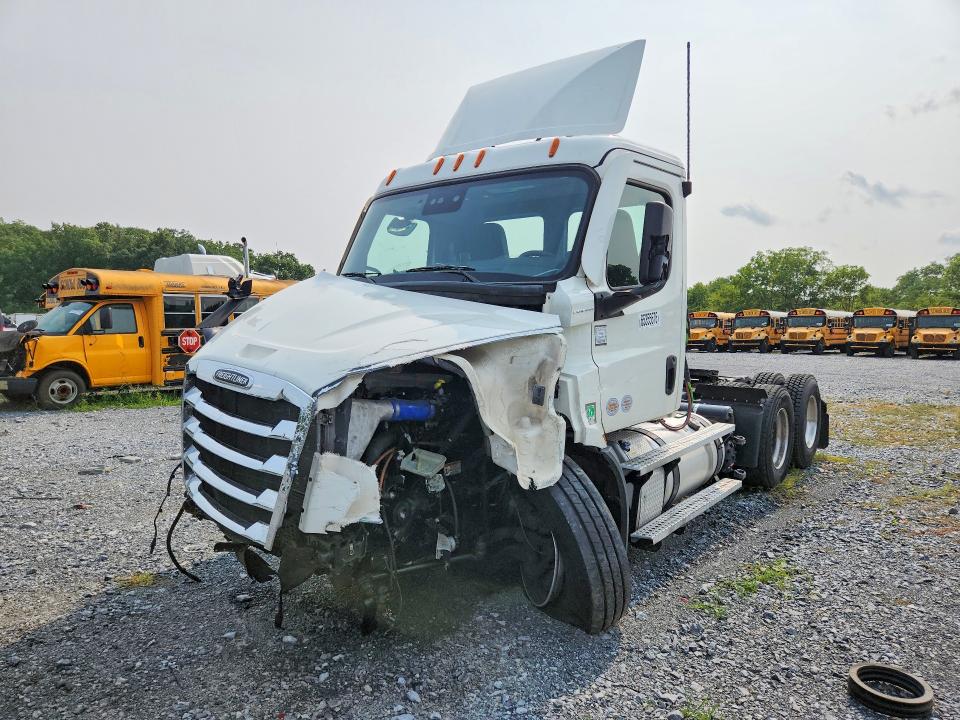 2025 Freightliner Cascadia VIN 3AKJHTDV1SDVL0260 — COPART salvage auction photo