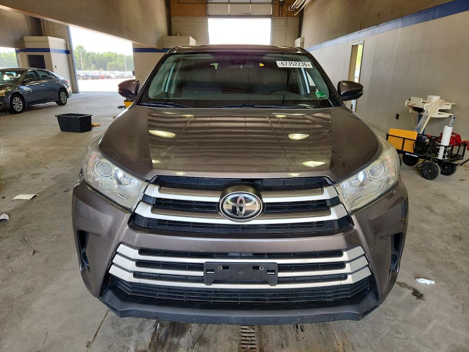 2019 Toyota Highlander VIN 5TDBZRFH1KS735795 COPART salvage auction — MINOR DENT/SCRATCHES, Va - Certificate Of Title (P), sold $11,500 on 2026-10-09 (photo 5)