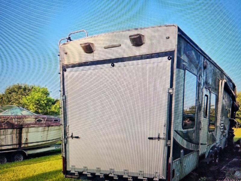 2010 Keystone Raptor VIN 4YDF3803XAR800762 COPART salvage auction — BURN, TX - SALVAGE VEHICLE TITLE, sold $25 on 2026-10-01 (photo 4)