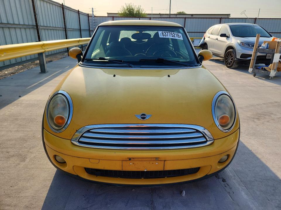 2009 Mini Cooper VIN WMWMF33509TU70997 COPART salvage auction — NORMAL WEAR, Tx - Certificate Of Title, sold $475 on 2026-08-11 (photo 5)