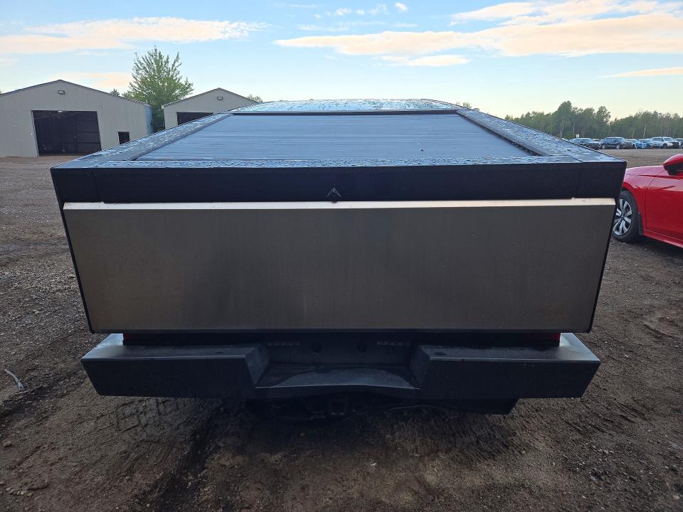 2025 Tesla Cybertruck VIN 7G2CEHEE8SA065579 COPART salvage auction — ALL OVER, ON - PERMIT SALVAGE, sold $27,000 on 2026-09-08 (photo 6)