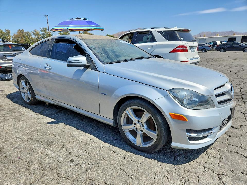 2012 Mercedes-benz C-klasse VIN WDDGJ4HB6CF887166 COPART salvage auction — MINOR DENT/SCRATCHES, Ca - Dis/Dlr/Exp Only Clean Title, sold $400 on 2026-08-13 (photo 4)