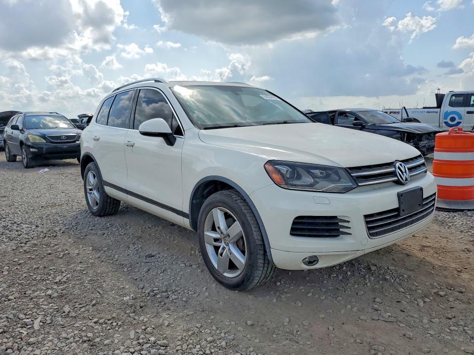 2011 Volkswagen Touareg VIN WVGFF9BP4BD005832 COPART salvage auction — MINOR DENT/SCRATCHES, Tx - Certificate Of Title, sold $3,500 on 2026-08-13 (photo 4)