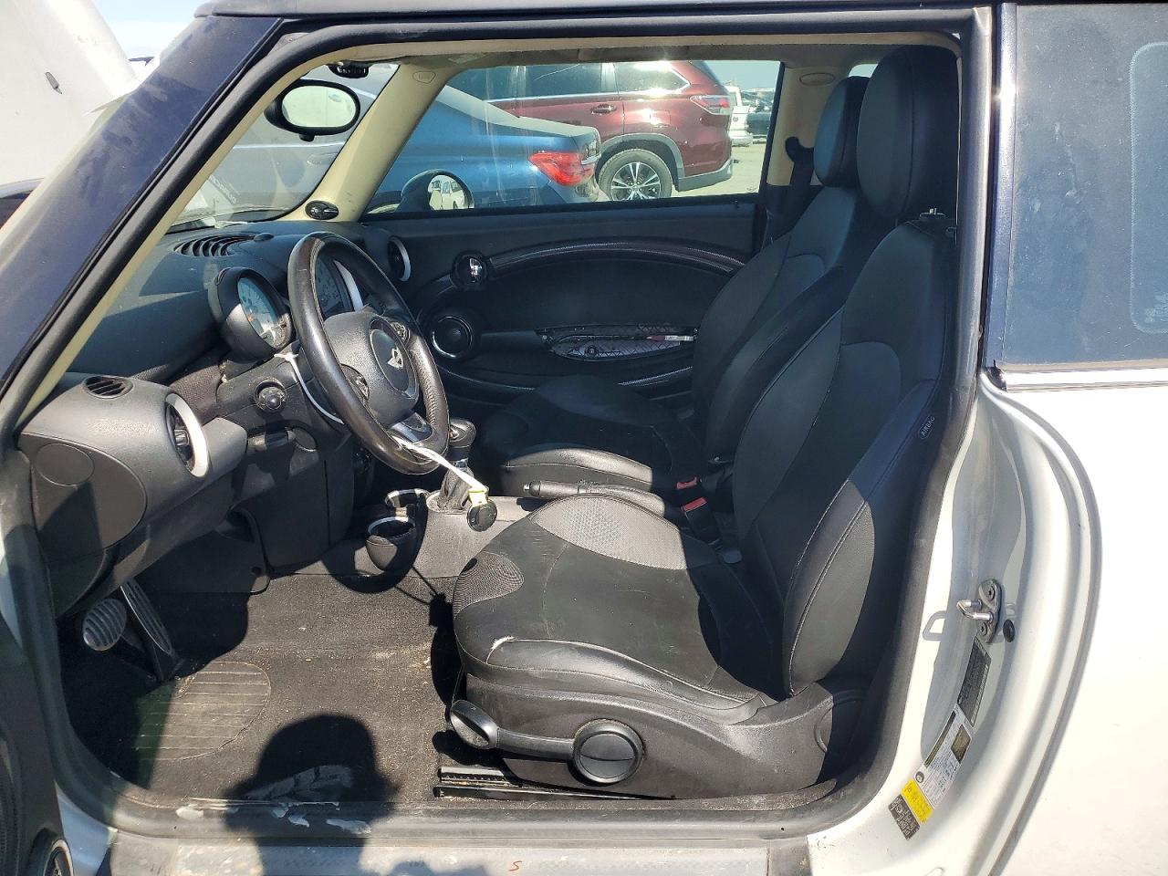 2011 Mini Cooper VIN WMWSV3C58BTY15306 COPART salvage auction — Side, Dv - Clean Title, sold $100 on 2026-08-20 (photo 7)