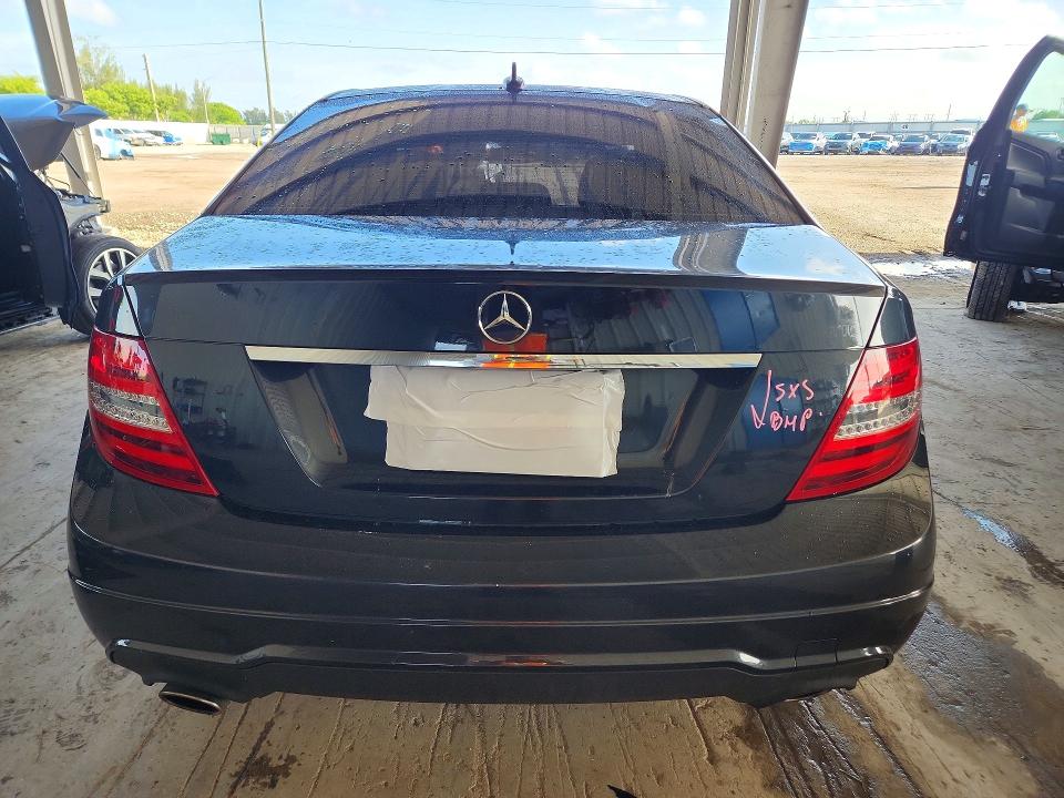 2012 Mercedes-benz C-klasse VIN WDDGF8BB7CR205332 COPART salvage auction — FRONT END, Fl - Cert Of Ttl-Rebuilt&Slvg Rbld, sold $925 on 2026-08-19 (photo 6)
