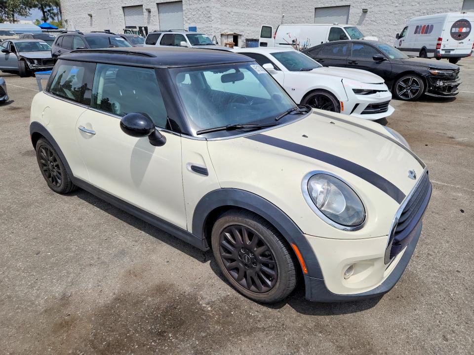 2016 Mini Cooper VIN WMWXP5C58G2D15707 COPART salvage auction — NORMAL WEAR, Ca - Dis/Dlr/Exp Only Clean Title, sold $150 on 2026-08-18 (photo 4)