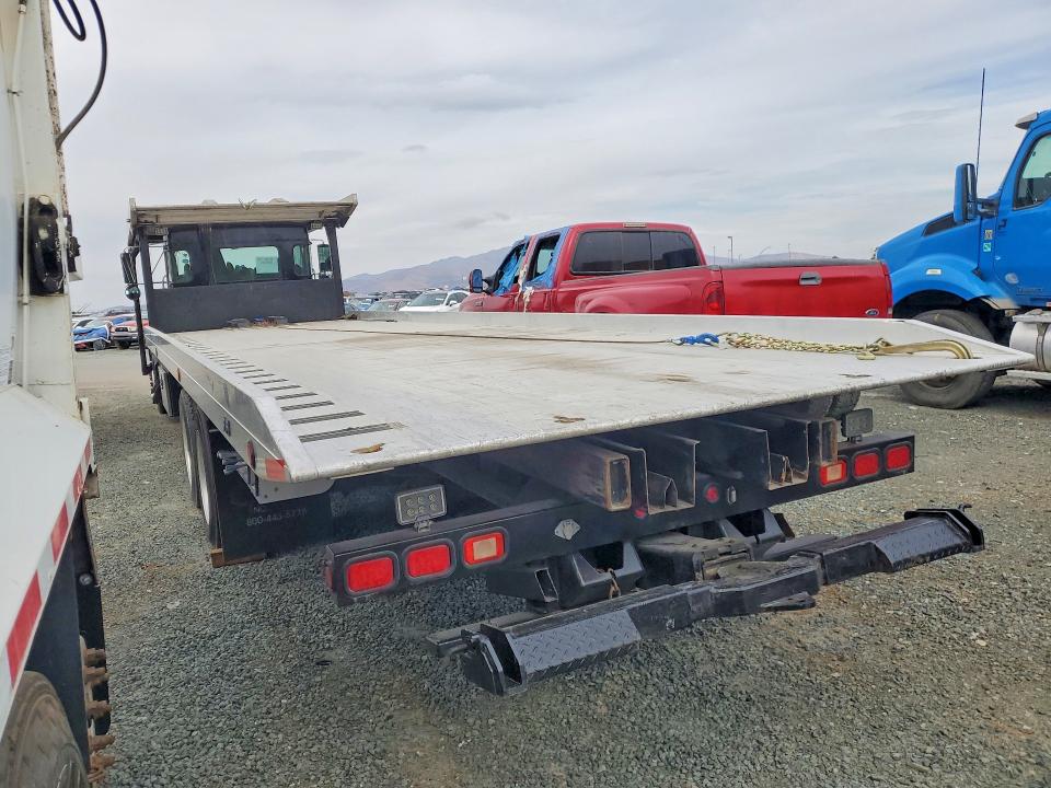 2017 Kenworth T680 VIN 1XKYDP9X6HJ135879 COPART salvage auction — MINOR DENT/SCRATCHES, WI - DIS/DLR/EXP ONLY CLEAN TITLE, sold $28,250 on 2026-08-28 (photo 2)