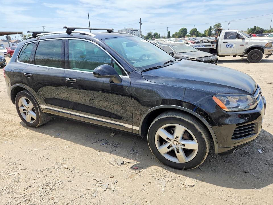 2013 Volkswagen Touareg VIN WVGEF9BP0DD004871 COPART salvage auction — NORMAL WEAR, Salvage Title, sold $900 on 2026-10-01 (photo 4)