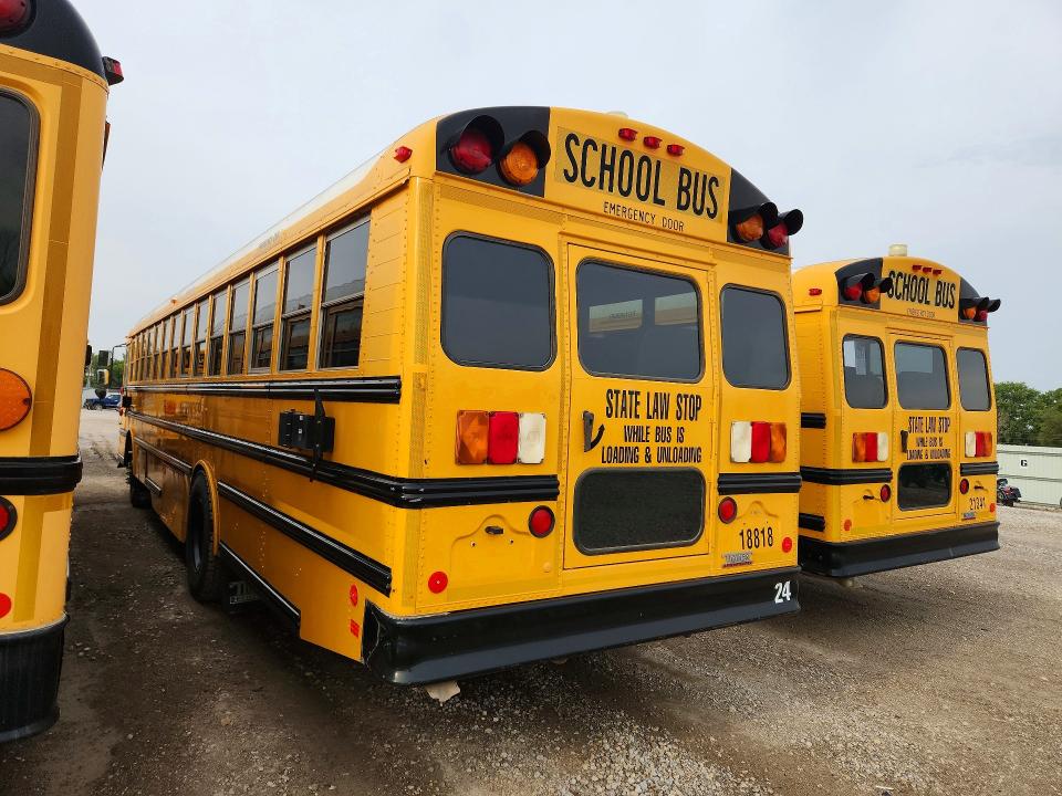 2011 Thomabuses VIN 1T88T4E24B1136056 COPART salvage auction — NORMAL WEAR, KS - CERTIFICATE OF TITLE, sold $2,000 on 2026-09-22 (photo 2)
