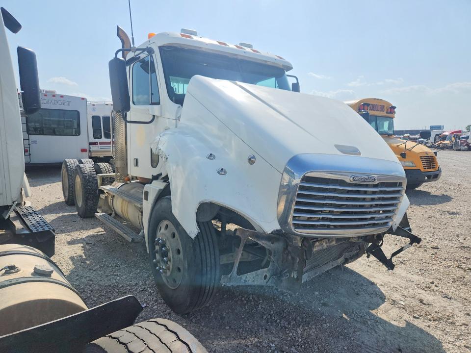 2008 Freightliner Columbia VIN 1FUJA6CK78DZ77943 COPART salvage auction — FRONT END, TX - SALVAGE VEHICLE TITLE, sold $2,650 on 2026-10-02 (photo 4)