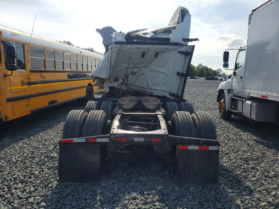 2022 Freightliner Cascadia 126 VIN 1FUJHHDR3NLNA4198 COPART salvage auction — ROLLOVER, IL - CERTIFICATE OF TITLE, sold $10,000 on 2026-09-18 (photo 6)