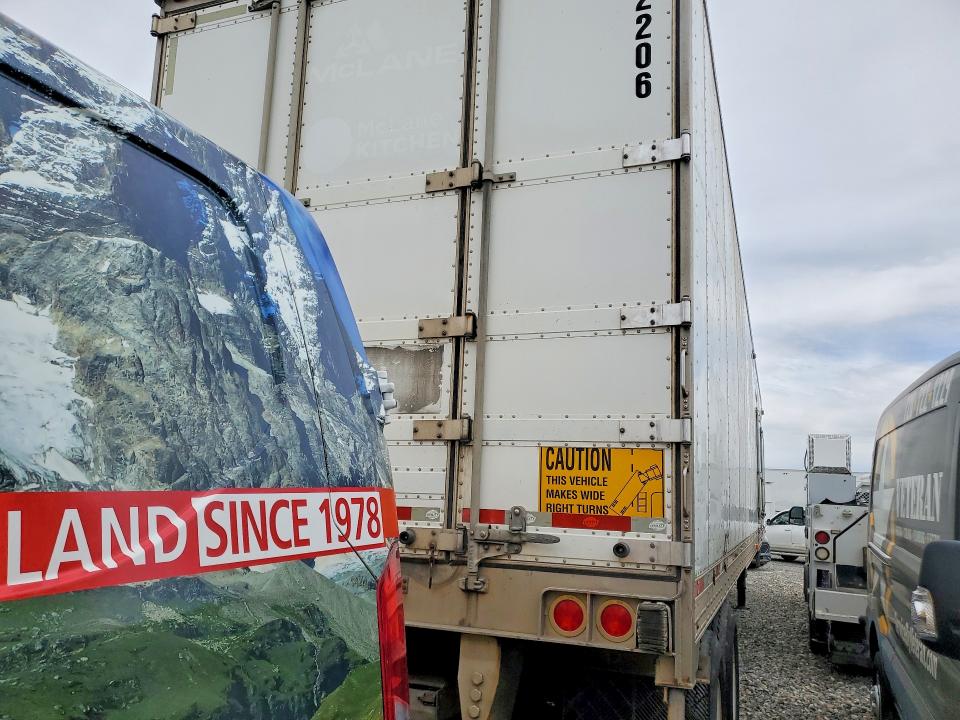 2015 Utility trailer VIN 1UYVS2485FU407701 COPART salvage auction — FRONT END, IL - DIS/DLR/EXP ONLY CLEAN TITLE (P), sold $60 on 2026-09-08 (photo 3)