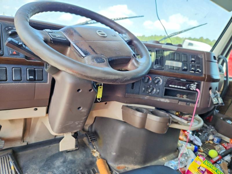 2016 Volvo VIN 4V4NC9EHXGN947791 COPART salvage auction — SIDE, La - Cert Of Title-Salvage, sold $225 on 2026-09-24 (photo 8)