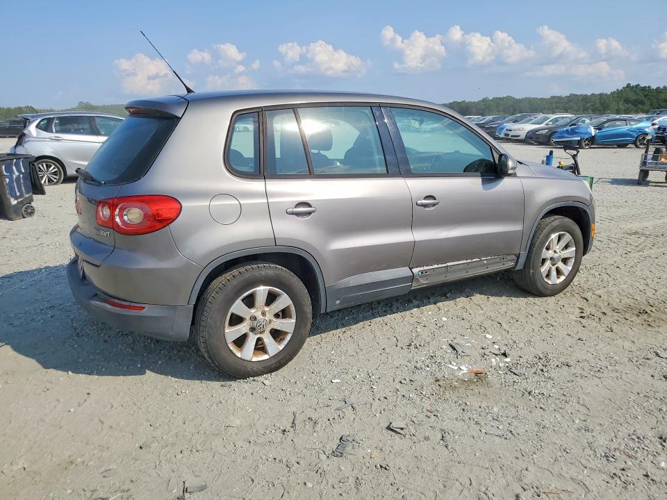 2010 Volkswagen Tiguan VIN WVGAV7AXXAW511610 COPART salvage auction — SIDE, Ky - Red Rebuilt Salvage Branded, sold $300 on 2026-08-17 (photo 3)