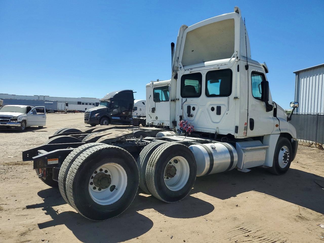 2013 Freightliner Cascadia VIN 1FUJGEDV4DSBV1125 COPART salvage auction — Normal Wear, CA - DIS/DLR/EXP ONLY CLEAN TITLE (P), sold $2,500 on 2026-09-12 (photo 4)