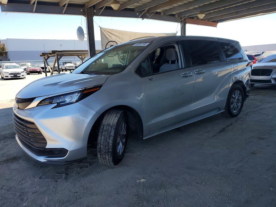 2022 Toyota Sienna VIN 5TDKRKEC8NS116516 — COPART salvage auction photo