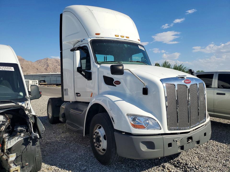 2020 Peterbilt 579 VIN 1XPBA48X9LD685710 COPART salvage auction — MINOR DENT/SCRATCHES, IN - CERTIFICATE OF TITLE, sold $5,400 on 2026-09-08 (photo 4)
