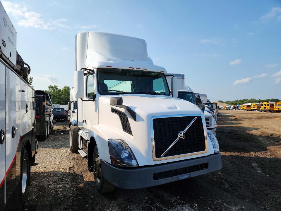 2016 Volvo Vn VIN 4V4N39TG5GN965643 COPART salvage auction — NORMAL WEAR, IN - CERTIFICATE OF TITLE, sold $5,000 on 2026-08-18 (photo 4)