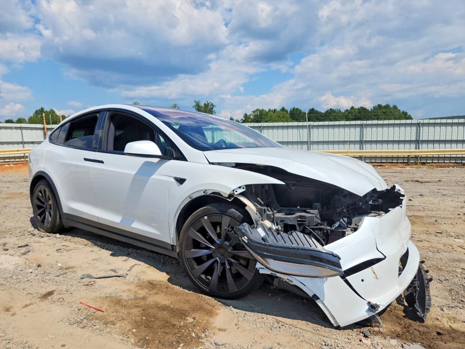 2022 Tesla Model x VIN 7SAXCBE67NF332236 COPART salvage auction — FRONT END, VA - CERT OF TITLE - SALVAGE, sold $21,600 on 2026-09-18 (photo 4)