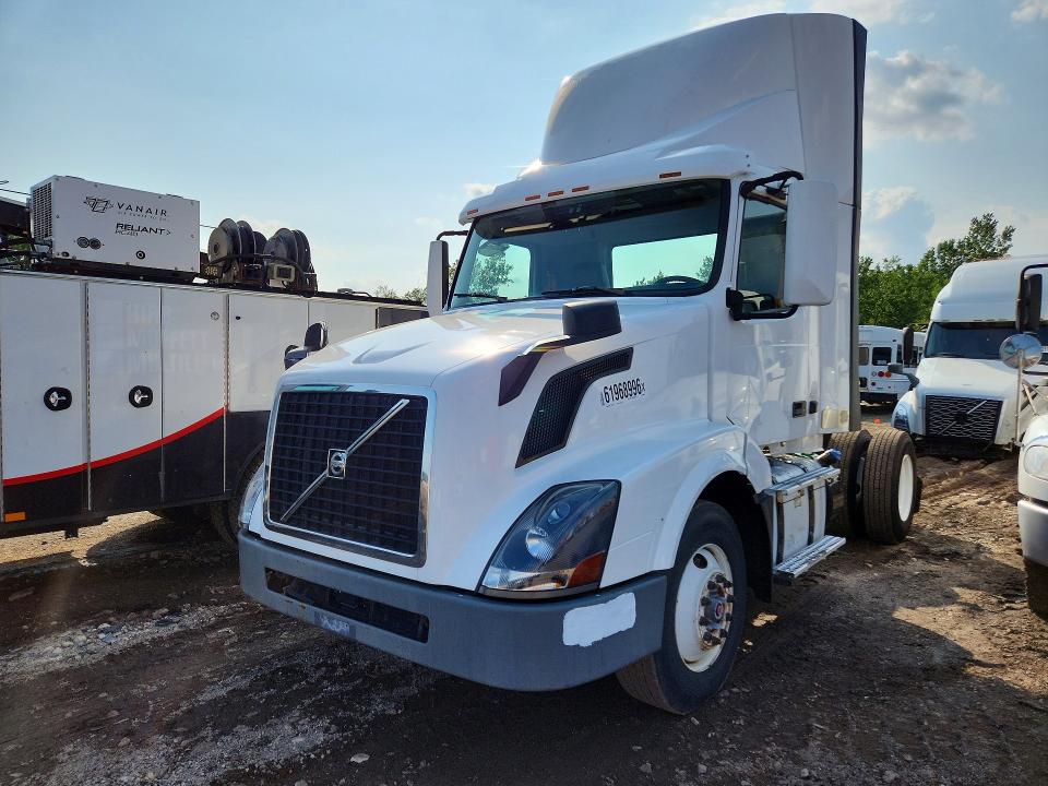 2016 Volvo Vn VIN 4V4N39TG5GN965643 COPART salvage auction — NORMAL WEAR, IN - CERTIFICATE OF TITLE, sold $5,000 on 2026-08-18 (photo 1)