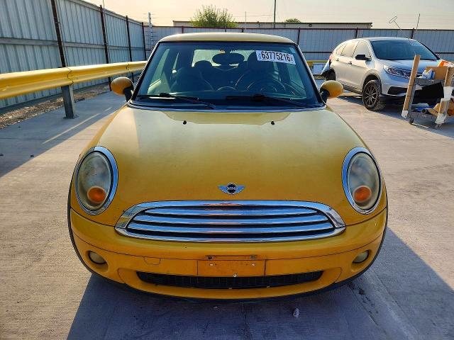 2009 Mini Cooper VIN WMWMF33509TU70997 COPART salvage auction — NORMAL WEAR, Tx - Certificate Of Title, sold $475 on 2026-08-11 (photo 6)