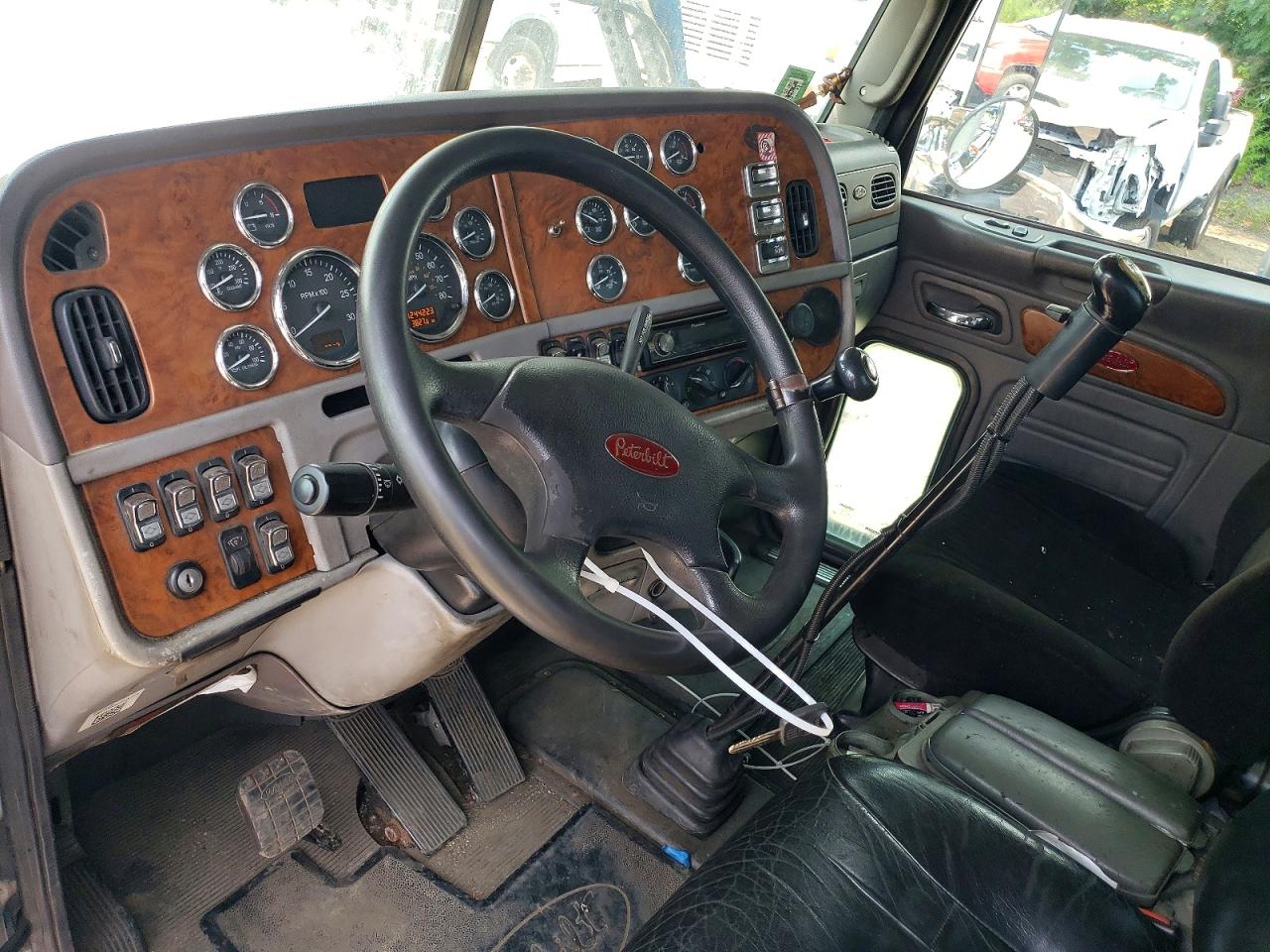 2007 Peterbilt 379 VIN 1NP5DU9X27N731620 COPART salvage auction — Normal Wear, NJ - CERTIFICATE OF TITLE, sold $12,100 on 2026-10-09 (photo 8)
