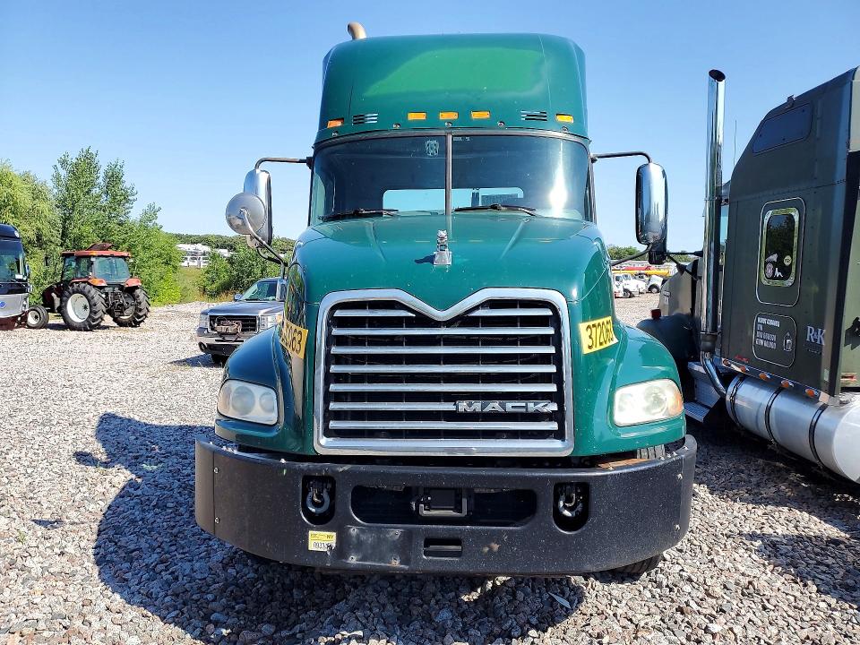 2018 Mack Cxu612 VIN 1M1AW01X5JM010693 COPART salvage auction — MECHANICAL, OK - CERTIFICATE OF TITLE (P), sold $1,000 on 2026-09-14 (photo 5)
