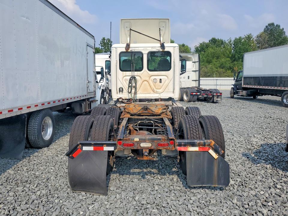 2022 Freightliner Cascadia VIN 3AKJHTDV5NSNP0213 COPART salvage auction — BURN, AZ - CERT OF TITLE - SALVAGE, sold $9,300 on 2026-08-27 (photo 6)