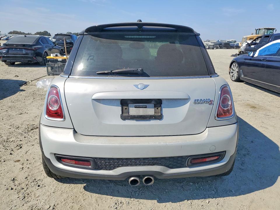 2011 Mini Cooper VIN WMWSV3C58BTY15306 COPART salvage auction — SIDE, Ca - Dis/Dlr/Exp Only Clean Title, sold $300 on 2026-09-10 (photo 6)
