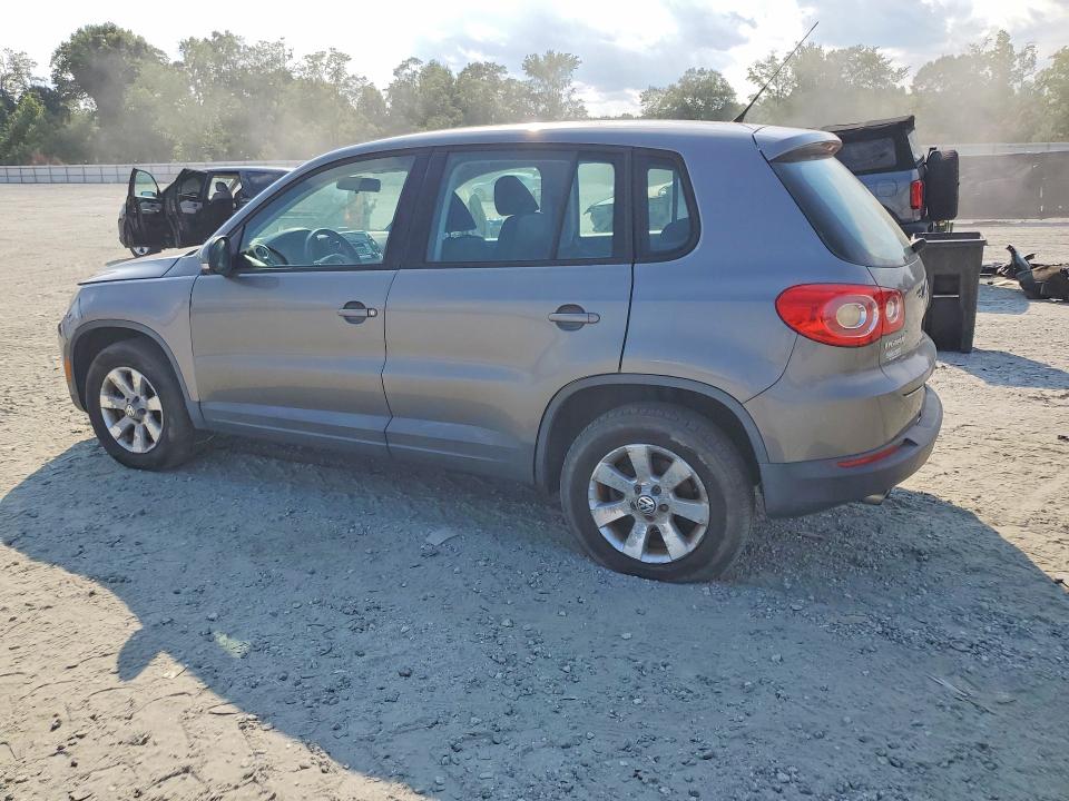 2010 Volkswagen Tiguan VIN WVGAV7AXXAW511610 COPART salvage auction — SIDE, Ky - Red Rebuilt Salvage Branded, sold $300 on 2026-08-17 (photo 2)