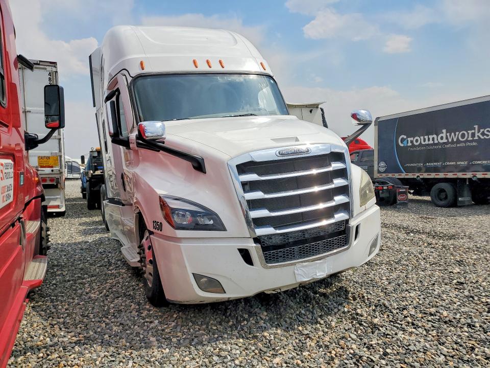 2021 Freightliner Cascadia 126 VIN 3AKJHHDR1MSMA6399 COPART salvage auction — SIDE, CO - DIS/DLR/EXP ONLY SALVAGE TITLE, sold $9,300 on 2026-09-18 (photo 4)