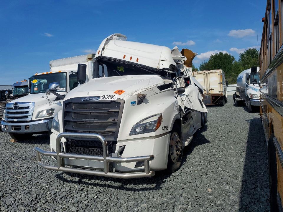 2022 Freightliner Cascadia 126 VIN 1FUJHHDR3NLNA4198 — COPART salvage auction photo