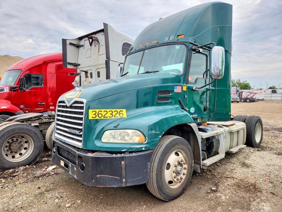 2017 Mack Cxu612 VIN 1M1AW01X3HM009634 COPART salvage auction — NORMAL WEAR, OK - CERTIFICATE OF TITLE (P), sold $450 on 2026-10-06 (photo 1)