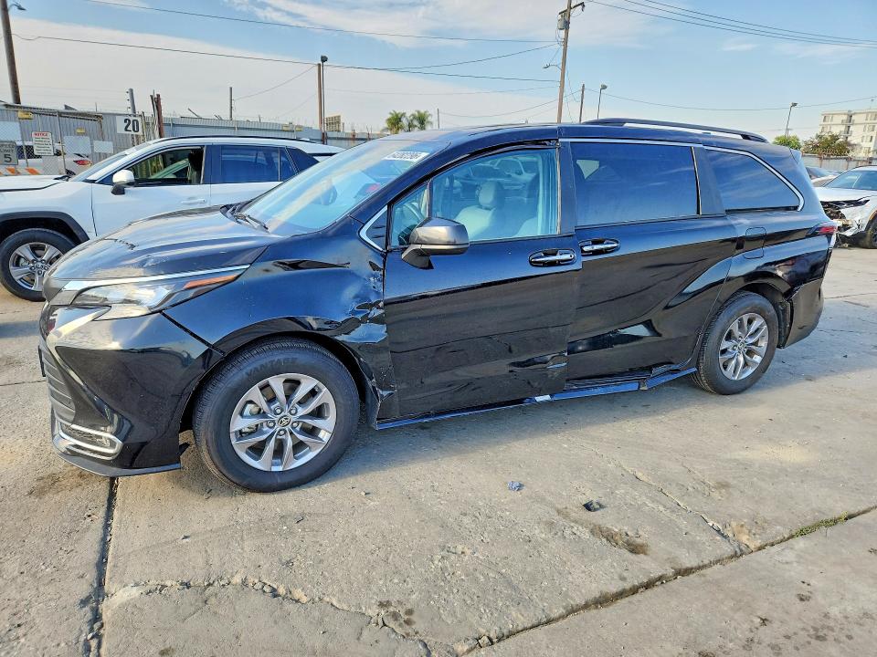 2024 Toyota Sienna VIN 5TDYRKEC9RS215586 — COPART salvage auction photo