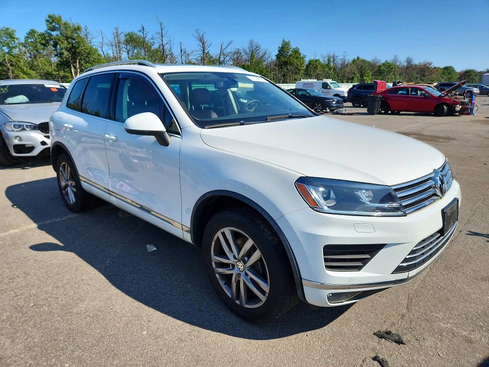 2015 Volkswagen Touareg VIN WVGEP9BP6FD007080 COPART salvage auction — MINOR DENT/SCRATCHES, NY - CERTIFICATE OF TITLE, sold $9,200 on 2026-08-26 (photo 4)