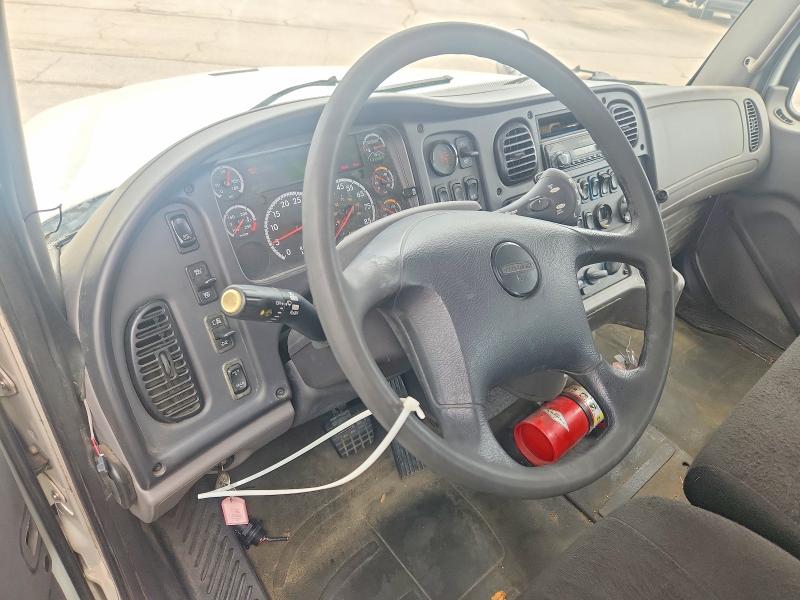2016 Freightliner M2 VIN 1FUJC5DV9GHGY4861 COPART salvage auction — MINOR DENT/SCRATCHES, NY - CERTIFICATE OF TITLE, sold $13,000 on 2026-09-18 (photo 8)